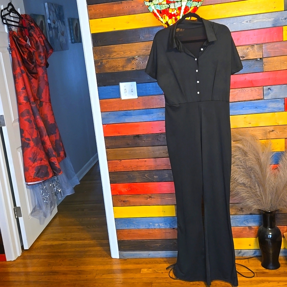 Women Black Short Sleeve Jumpsuit With White Buttons 🖤   Size 2X